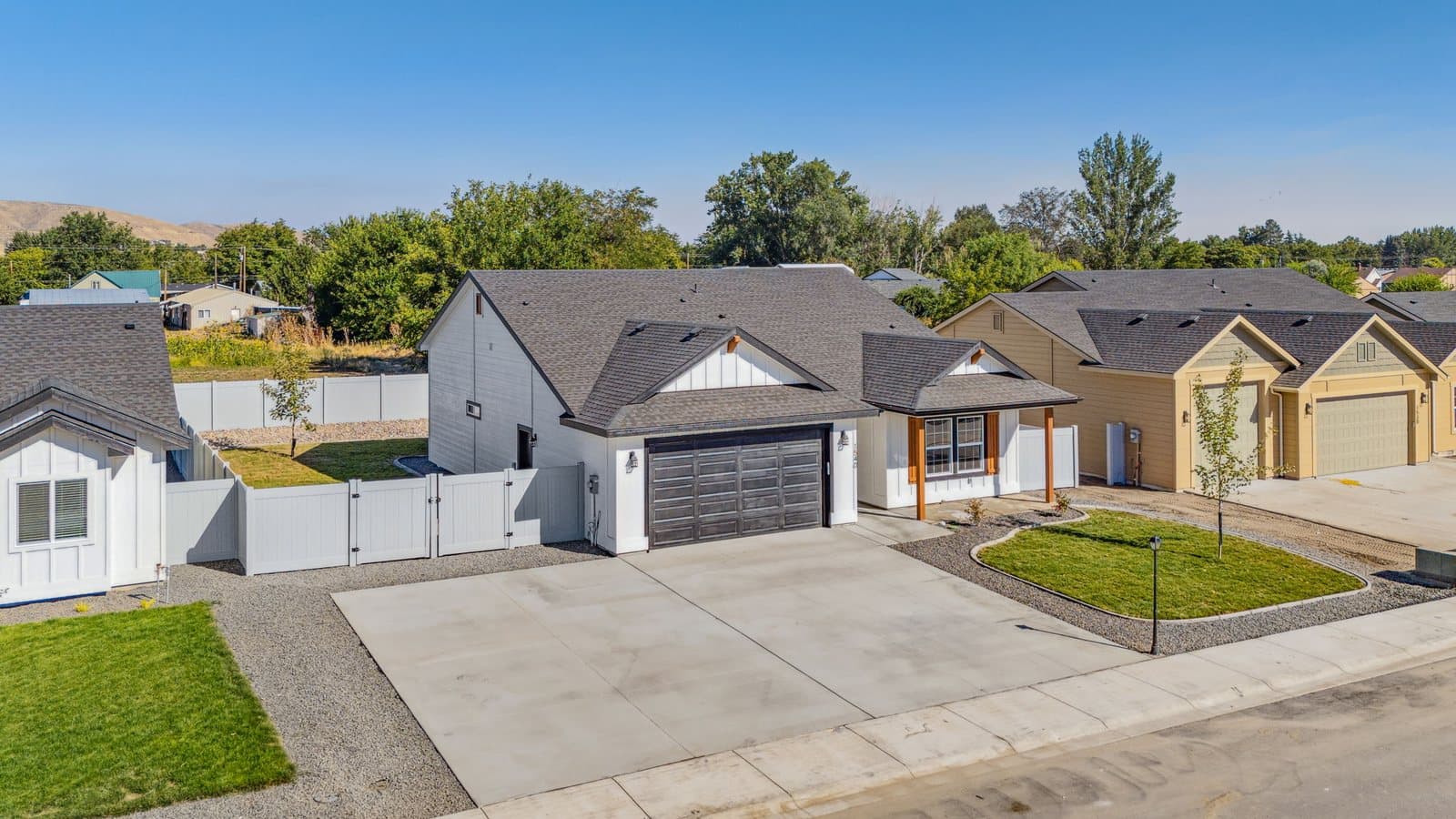 Aerial view of 1540 Wagon Rd and neighboring homes in Old's Ferry, Weiser