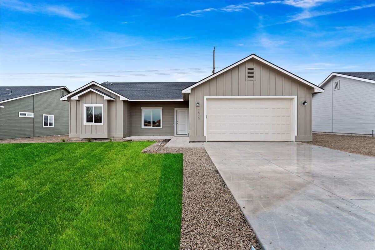 Finished starter home with a two-car garage in Old's Ferry, Weiser