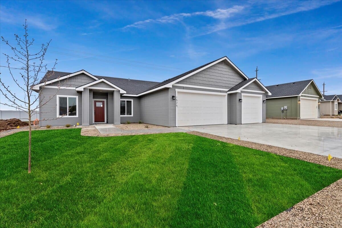 Starter home with a three-car garage in Old's Ferry, Weiser